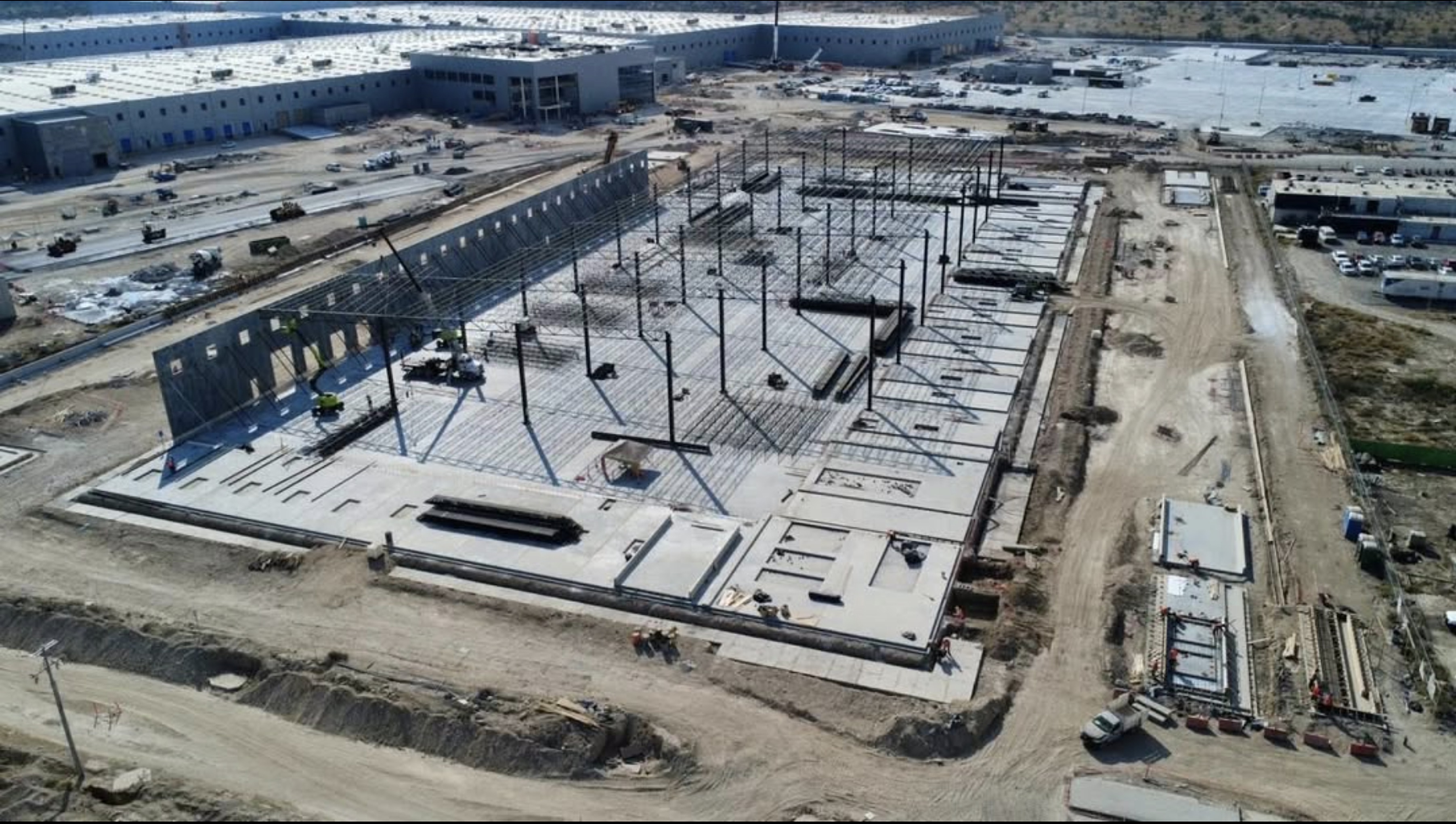 Vista aérea de losa y estructura de nave industrial en construcción, Nuevo León